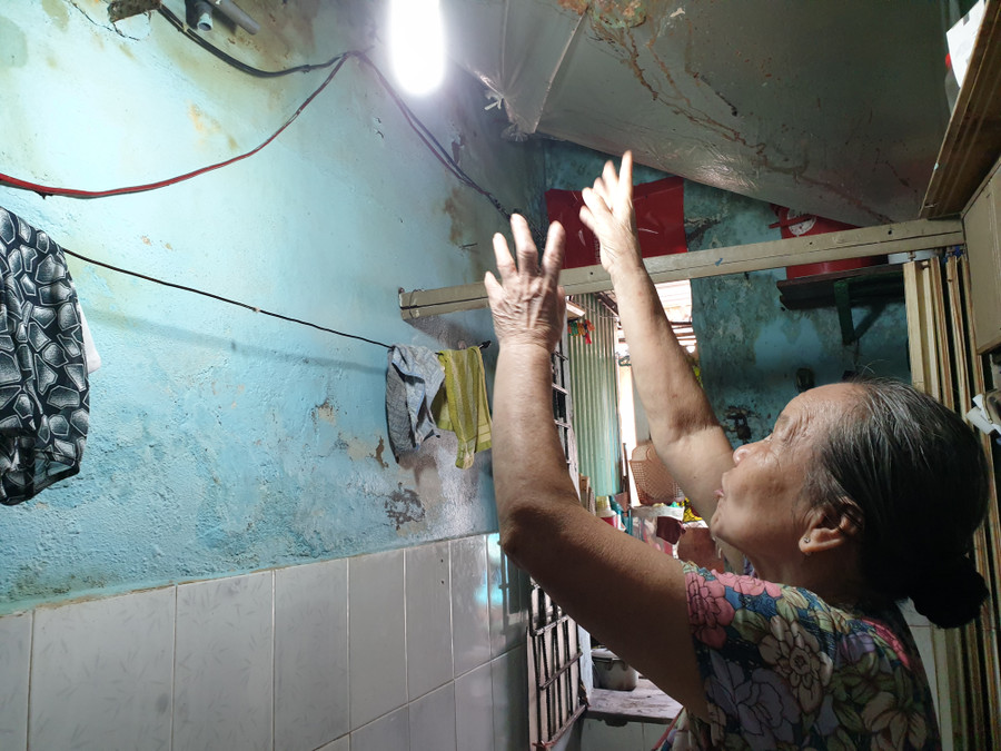 Bà Trần Thị Lại chỉ lên mái nhà quanh năm dột nát của mình Bà Trần Thị Lại chỉ lên mái nhà quanh năm dột nát của mình
