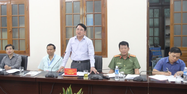 Ông Lê Khắc Nam - Phó Chủ tịch UBND thành phố Hải Phòng, Trưởng Ban chỉ đạo thi thành phố báo cáo Thứ trưởng Bộ GD&ĐT Lê Hải An về công tác chấm thi tại Hải Phòng Ông Lê Khắc Nam - Phó Chủ tịch UBND thành phố Hải Phòng, Trưởng Ban chỉ đạo thi thành phố báo cáo Thứ trưởng Bộ GD&ĐT Lê Hải An về công tác chấm thi tại Hải Phòng