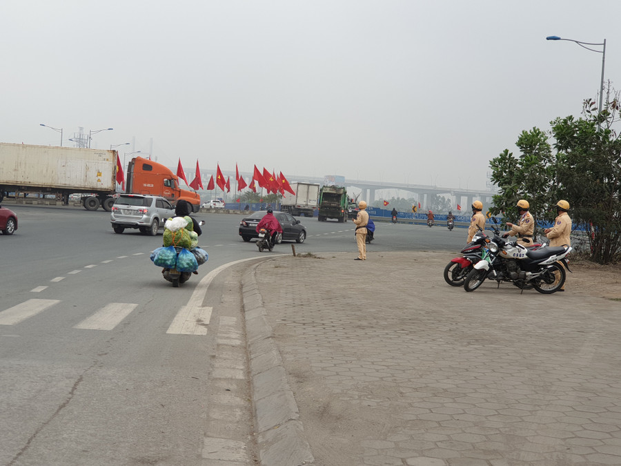 Các chiến sỹ CSGT đội 4, Phòng CSGT, Công an TP. Hải Phòng đang làm nhiệm vụ tại điểm xuống cao tốc Hà Nội- Hải Phòng Các chiến sỹ CSGT đội 4, Phòng CSGT, Công an TP. Hải Phòng đang làm nhiệm vụ tại điểm xuống cao tốc Hà Nội- Hải Phòng