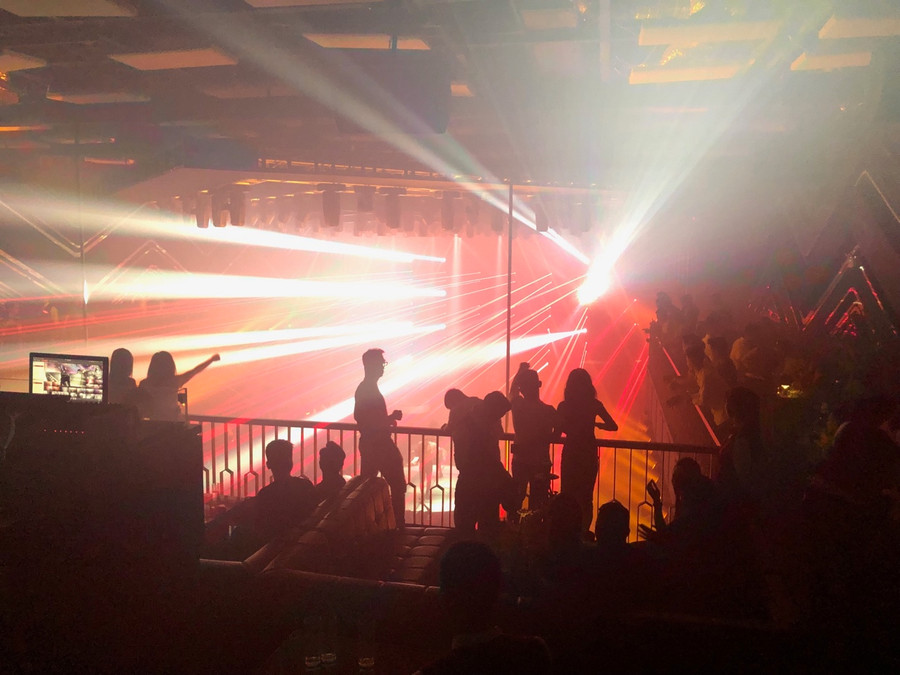 Dân chơi đất Cảng "cháy" hết mình với những bản nhạc mạnh trong New MDM Club. Dân chơi đất Cảng "cháy" hết mình với những bản nhạc mạnh trong New MDM Club.