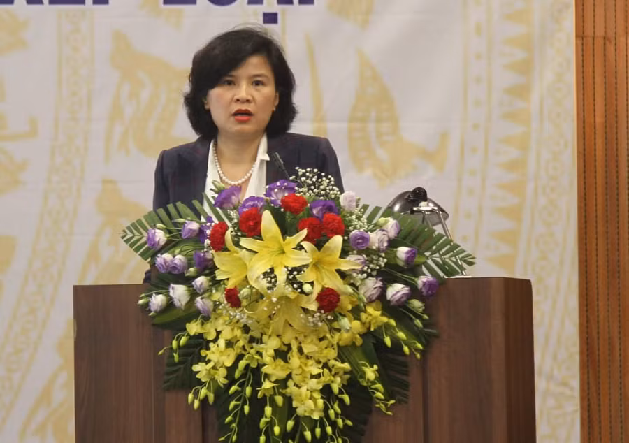 Phó Vụ Trưởng phụ trách Vụ GDTX, Bộ GD&ĐT, Vũ Thị Tú Anh thông qua báo cáo 5 năm thực hiện Thông tư 44