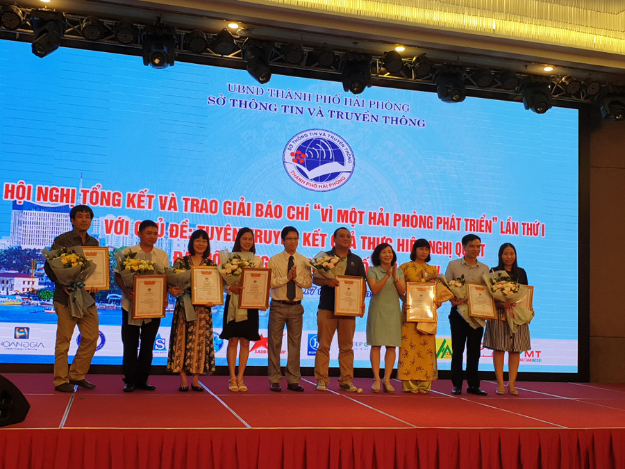 Bà Đào Khánh Hà- Trưởng ban Tuyên giáo Thành uỷ trao giải Khuyến khích cho các tác giả