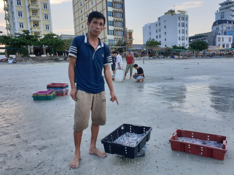 Thành quả sau một đêm lao động của anh Duy và người thân là những khay mực, khay cá tươi rói Thành quả sau một đêm lao động của anh Duy và người thân là những khay mực, khay cá tươi rói