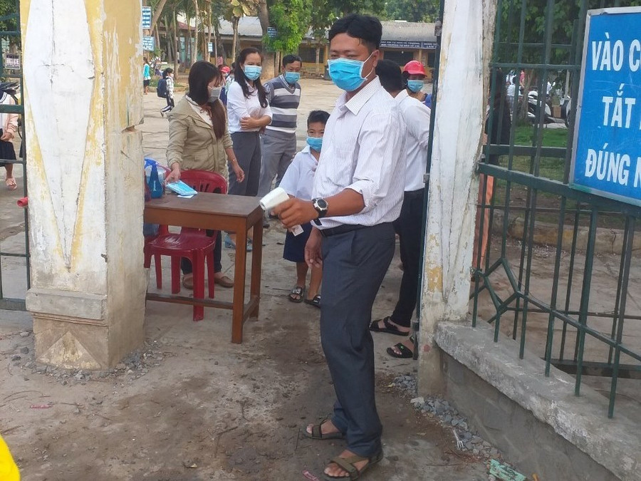 Trường học vùng biên giới huyện Hồng Ngự kiểm tra thân nhiệt HS trước khi vào lớp.