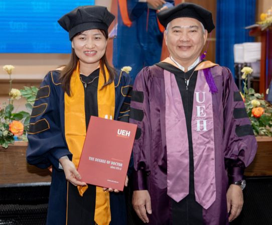 Tân tiến sĩ của Đại học Kinh tế (UEH) trong đợt trao bằng tháng 1/2024. Ảnh: UEH Tân tiến sĩ của Đại học Kinh tế (UEH) trong đợt trao bằng tháng 1/2024. Ảnh: UEH