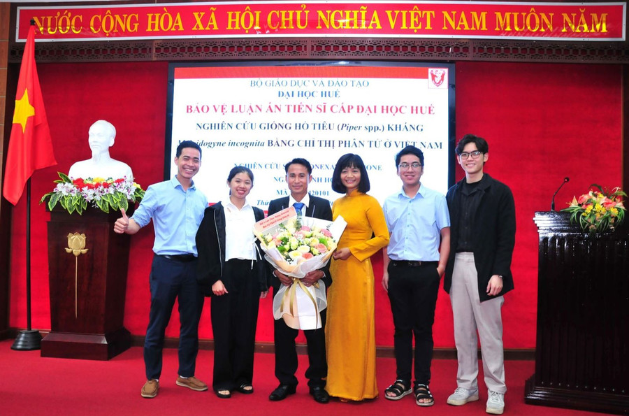 Giảng viên hướng dẫn và các cộng sự chúc mừng nghiên cứu sinh Sonexay Rasphone (Cộng hòa Dân chủ Nhân dân Lào) trong buổi bảo vệ luận án tiến sĩ cấp Đại học Huế, ngành Sinh học. Ảnh: ĐH Huế Giảng viên hướng dẫn và các cộng sự chúc mừng nghiên cứu sinh Sonexay Rasphone (Cộng hòa Dân chủ Nhân dân Lào) trong buổi bảo vệ luận án tiến sĩ cấp Đại học Huế, ngành Sinh học. Ảnh: ĐH Huế