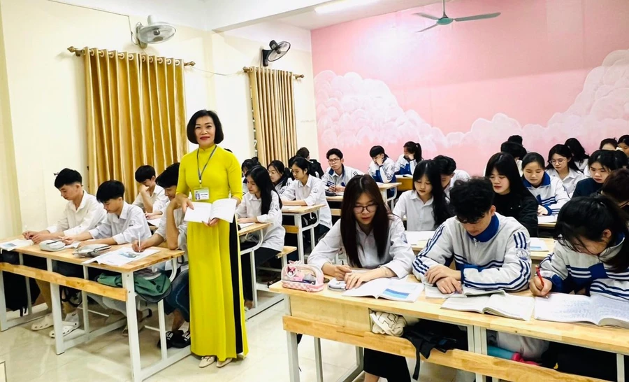 Cô Hoàng Thị Nghiệp và học sinh Trường THPT Vị Xuyên (Hà Giang). Ảnh: Đình Tuệ