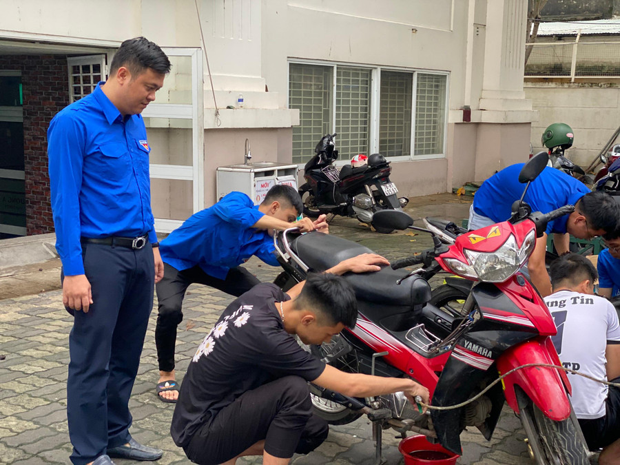 Nhóm sinh viên làm việc liên tục mong sớm hỗ trợ tốt nhất cho người dân.