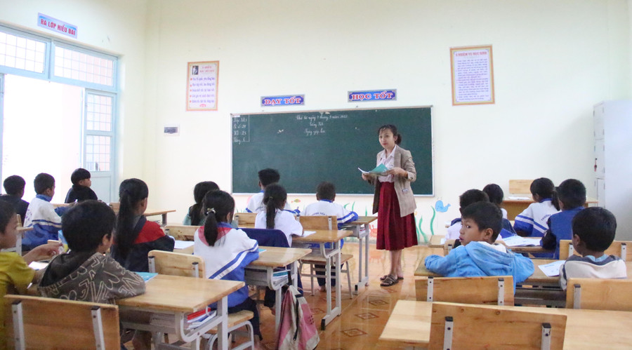 Giáo viên Kon Tum chủ động, linh hoạt giảng dạy môn Giáo dục địa phương.