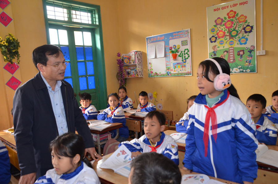 Ông Mai Văn Trinh – Vụ trưởng Vụ Cơ sở vật chất (Bộ GD&ĐT) thăm và động viên học sinh ở Trường Tiểu học Hợp Thành (huyện Sơn Sương, tỉnh Tuyên Quang). Ảnh: Ngô Chuyên Ông Mai Văn Trinh – Vụ trưởng Vụ Cơ sở vật chất (Bộ GD&ĐT) thăm và động viên học sinh ở Trường Tiểu học Hợp Thành (huyện Sơn Sương, tỉnh Tuyên Quang). Ảnh: Ngô Chuyên