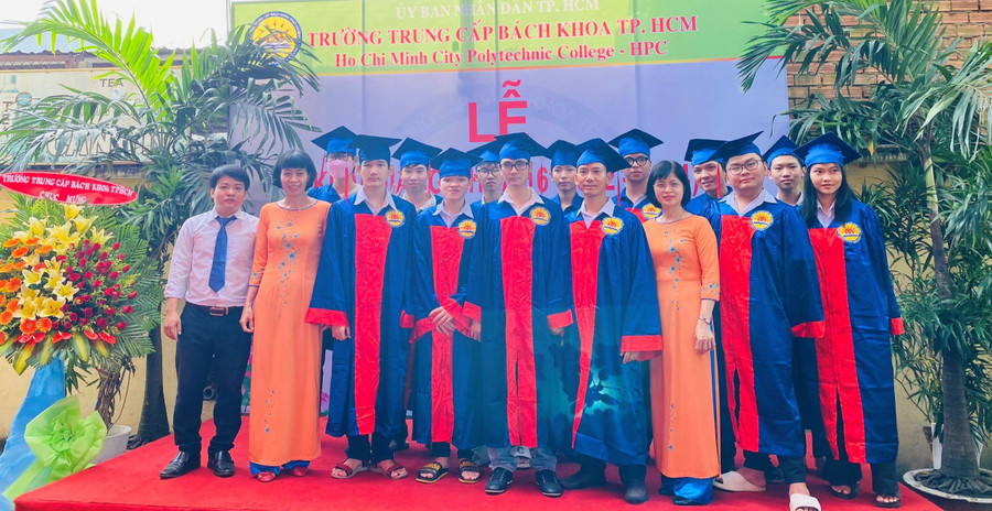 Trường Trung cấp bách khoa TPHCM tổ chức trao Bằng tốt nghiệp THPT và Bằng trung cấp nghề cho học sinh vào đầu tháng 12/2022.
