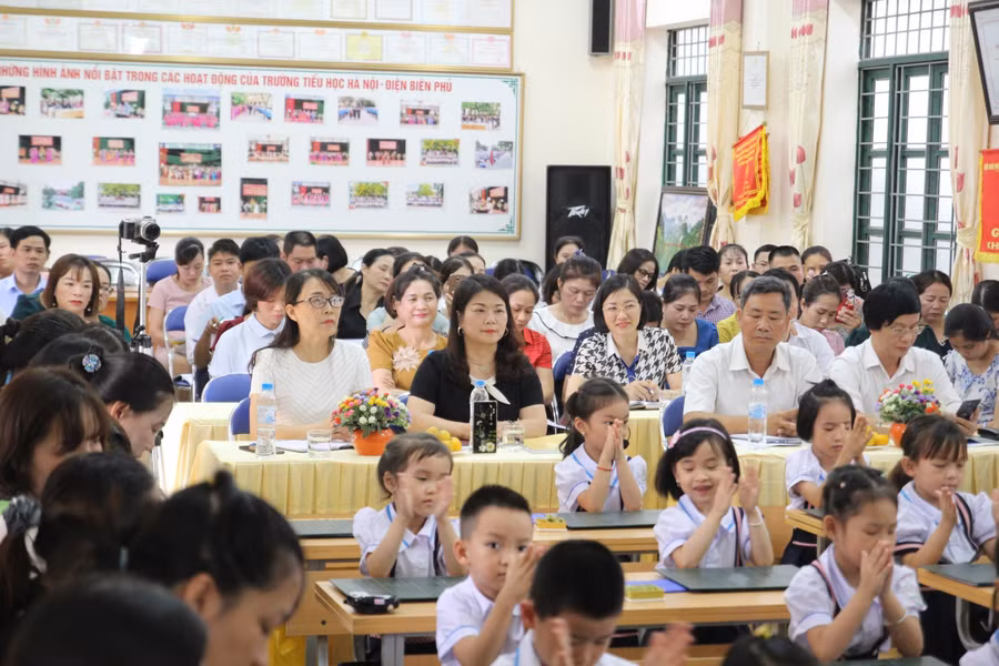 Các đại biểu dự tiết dạy điểm tại Trường Tiểu học Hà Nội - Điện Biên Phủ, Tp. Điện Biên Phủ