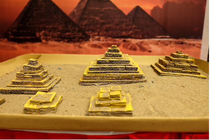 Kim tự tháp Ai Cập lớn nhỏ khác nhau.