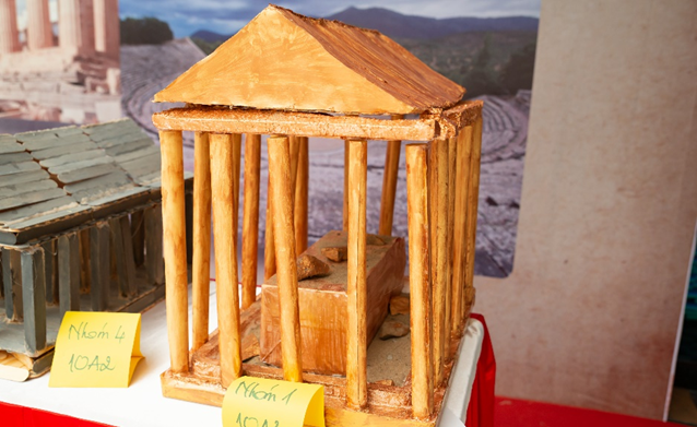 Đền Parthenon được phác họa lại theo kiểu cũ kỹ, có vài vết nứt.