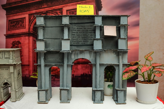 Một mô hình Khải Hoàn Môn khác được làm to hơn để các bạn dễ quan sát chi tiết.