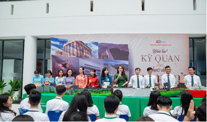 Không gian thi mở tại sảnh Beta của Trường, nhằm giúp các em kết nối giao lưu với nhau.