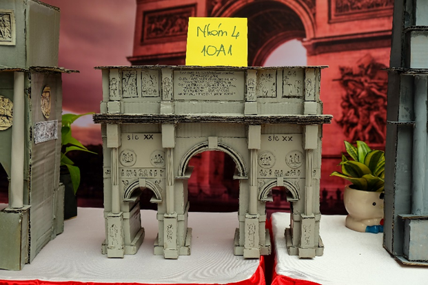 Khải Hoàn Môn được đo tỷ lệ với tỷ lệ thật và tạo hình cây cột từ tăm tre tạo cảm giác thật.