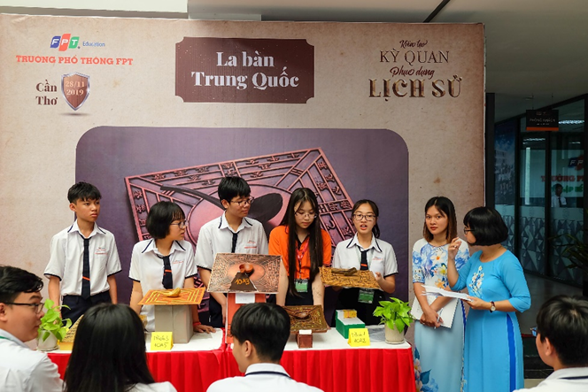 Trình bày và phản biện trực tiếp với giáo viên và các bạn.