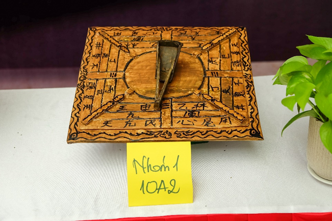 La bàn Trung Quốc được làm từ giấy và vẽ tay.