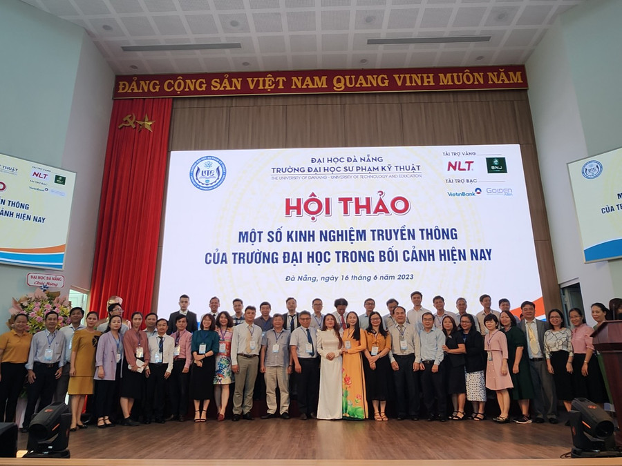 Các đại biểu tham gia Hội thảo Một số kinh nghiệm truyền thông của trường đại học trong bối cảnh hiện nay chụp ảnh lưu niệm. 