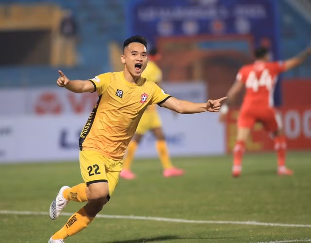 Tiền vệ quê Nam Đàn ăn mừng bàn thắng vào lưới Viettel trên sân Hàng Đẫy ngày 16/1.