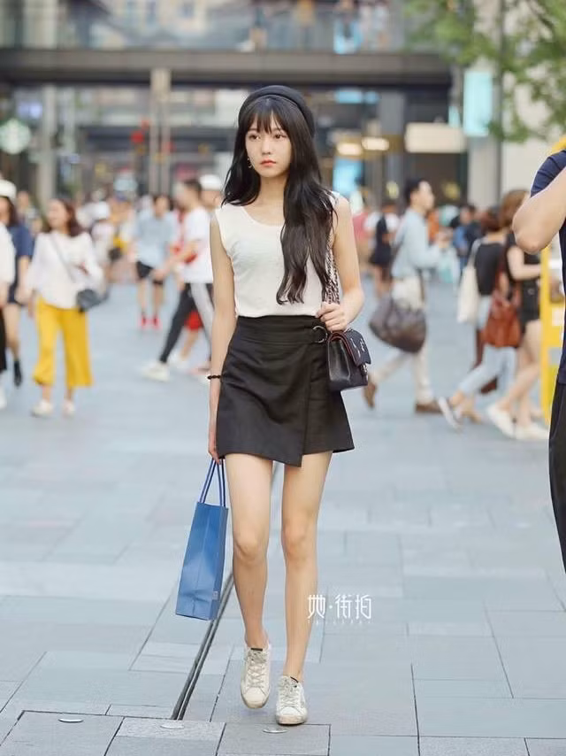 Vào mùa hè, những cô gái Trung Quốc có phong cách thời trang khoe đôi chân thon dài một cách triệt để.