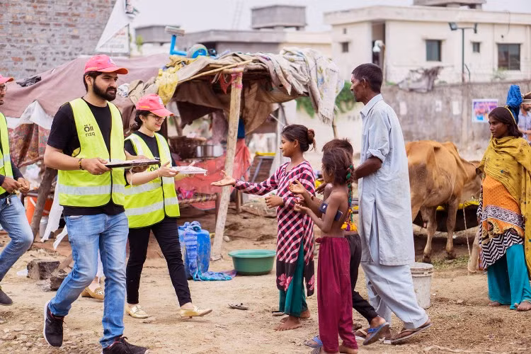 Các tình nguyện viên của Rizq phân phát thức ăn cho người nghèo.