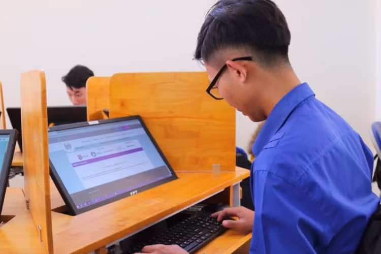 Sinh viên Trường ĐH Đà Lạt học trực tuyến.