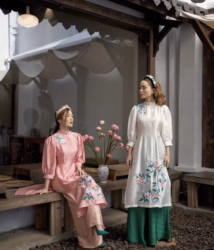 Nếu đang tìm kiếm mẫu áo dài cách tân hay ho để diện trong những ngày Tết sắp tới thì bạn không thể bỏ qua gợi ý từ 2 cô nàng này.