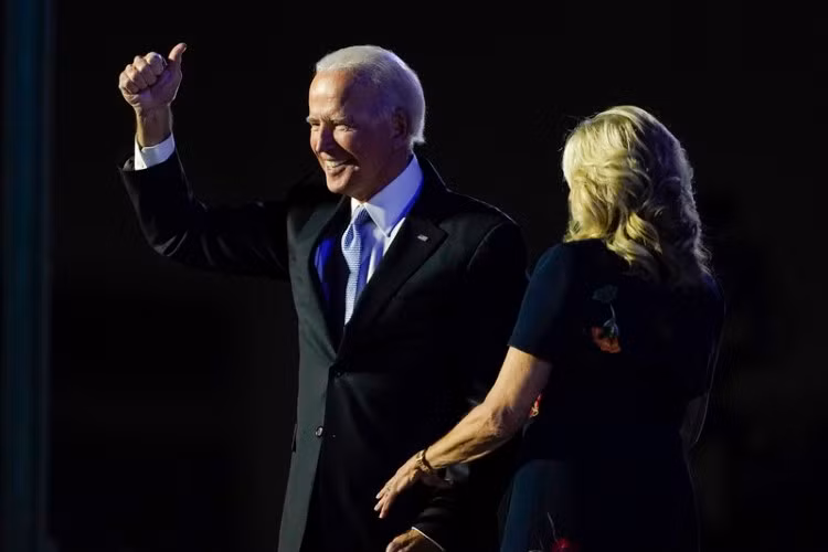 Tổng thống Joe Biden đứng trên sân khấu với vợ ông, Jill Biden, tại Wilmington. Ảnh: NPR