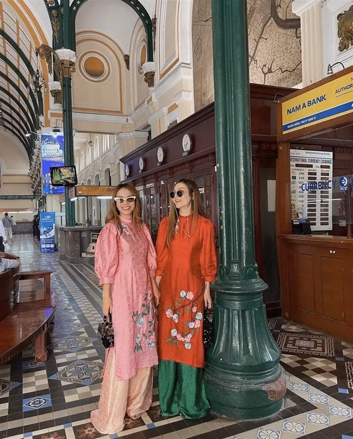 Nếu tinh ý sẽ nhận ra cả 2 chị em đều chọn quần lụa ống suông, che đi phần gót giày giúp hack dáng hiệu quả