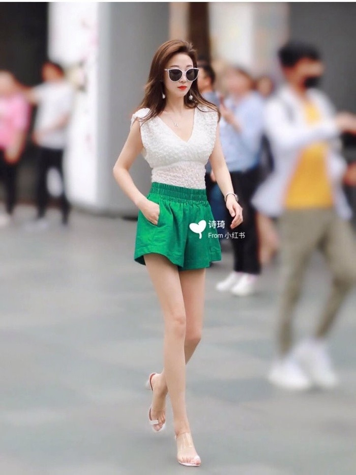 Nếu bạn không thích chất liệu short jean thì có thể chọn quần short kaki với gam màu nổi; để mùa hè thật nổi bật và tươi trẻ. Nếu bạn không thích chất liệu short jean thì có thể chọn quần short kaki với gam màu nổi; để mùa hè thật nổi bật và tươi trẻ.