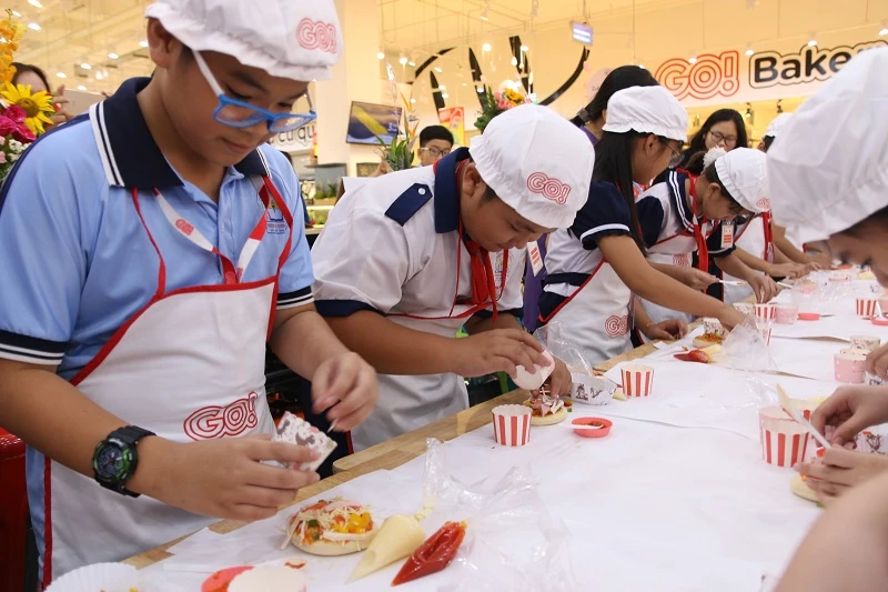 Các em HS Tiểu học rất vui và hào hứng làm bánh