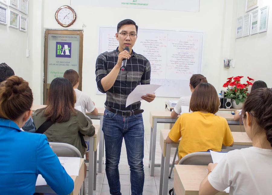 Thầy giáo trẻ Đặng Bá Đạo đang chia sẻ với người học 