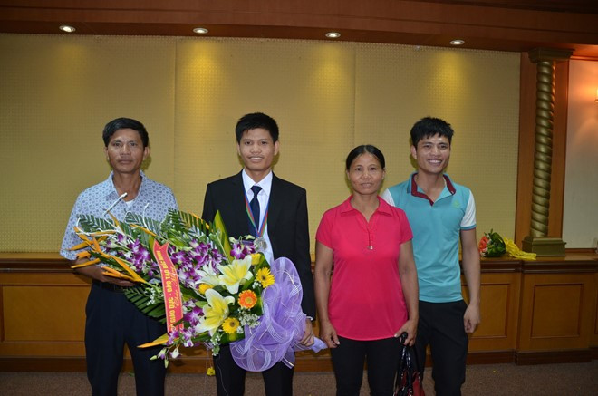 Gia đình chia sẻ niềm vui với em