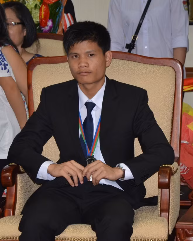 Chàng trai Bạc Olympic Hóa học: Đi bộ 10km đến trường, tiêu 400.000 đồng/tháng