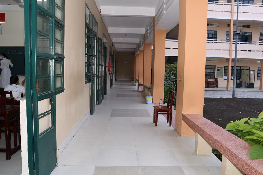 Nước rửa tay, khẩu trang được đặt ở hành lang lớp học.