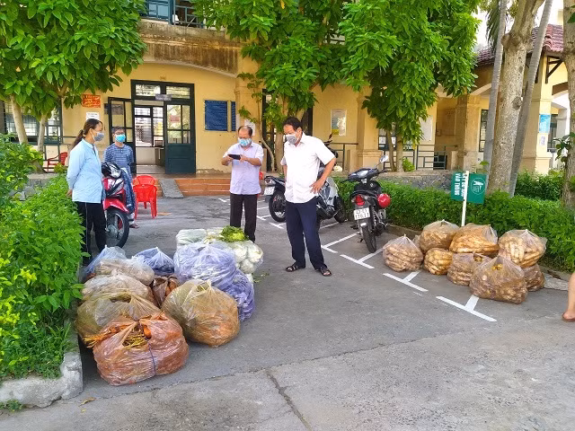 Sinh viên tại KTX Trường ĐH Kinh tế, ĐH Đà Nẵng được hỗ trợ rau củ quả như các hộ dân của phường Mỹ An