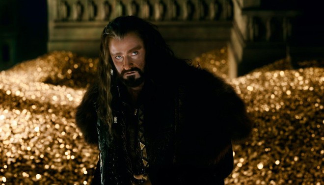 Thorin Khiên Sồi trong The Hobbit: Battle of the Five Armies:Sau khi đuổi được rồng Smaug, Thorin Khiên Sồi để cho lòng tham che mờ tâm trí và định chiếm giữ số vàng trong núi Erebor cho riêng bản thân. Tuy nhiên, ông cuối cùng đã tỉnh ngộ và lao vào cuộc chiến giữa năm đạo binh cùng với các bằng hữu. Thorin tử thương sau trận chiến ác liệt với Azog, nhưng rốt cuộc ông cũng chiến thắng được kẻ thù truyền kiếp này. Quan trọng hơn cả, nhờ đây mà những người lùn đồng hương của ông bảo vệ thành công được quê hương họ trước cuộc tấn công của bè lũ Orc. 10 cái chết màn ảnh khiến người xem khắc khoải nhất 2014