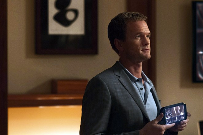 Desi Collings trong Gone Girl: Cái chết của nhân vật Desi ấn tượng không chỉ vì đẫm máu, mà còn bởi nó diễn ra quá đột ngột. Tại thời điểm đó, Amy đã tỏ ra là một nhân vật ghê gớm, nhưng không ai nghĩ cô gái có thể dám giết người một cách không ghê tay đến thế. Trong trường đoạn này, động tác của Amy gọn gàng đến đáng sợ và đôi mắt của cô ta ánh lên sự tàn nhẫn khiến không ít cánh mày râu phải run rẩy. Chỉ trong khoảnh khắc, Desi đổ gục xuống trên vũng máu mà không biết lý do tại sao. Động cơ để Amy ra tay chỉ được tiết lộ sau khi cô gái trở về bên người chồng Nick Dunne, và nó lại càng khiến khán giả choáng váng hơn. 10 cái chết màn ảnh khiến người xem khắc khoải nhất 2014