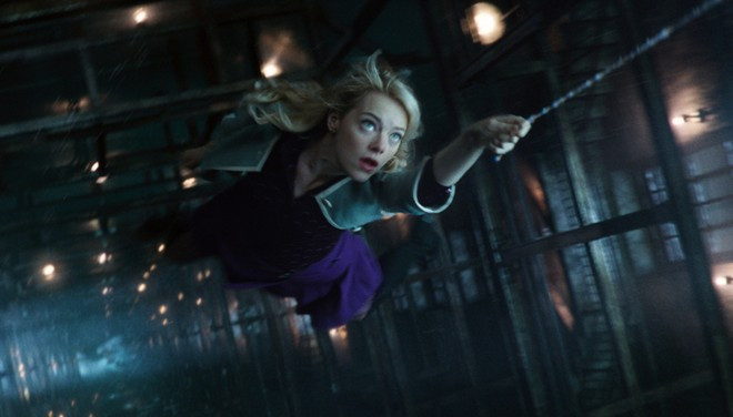 Gwen Stacy trong The Amazing Spider-Man 2: Cái chết quá đau đớn của Gwen Stacy thực sự là một cú sốc khiến nhiều khán giả yếu đuối phải rơi lệ. Với tính cách thông minh và sự duyên dáng đáng yêu, Gwen Stacy hay chính diễn viên Emma Stone chiếm trọn cảm tình của hàng triệu khán giả trên thế giới. Một số người cố nán lại tới hết phim để trông chờ một sự trở lại thần kỳ nào đó dành cho Gwen Stacy nhưng rốt cuộc chẳng có điều gì xảy ra. Còn một số fan Marvel thì đùa rằng: “Hãy cho Emma Stone đội tóc giả và thủ vai Mary Jane (tức người yêu sau đó của Spider-Man), chúng tôi sẽ vờ như không biết gì cả”. 10 cái chết màn ảnh khiến người xem khắc khoải nhất 2014
