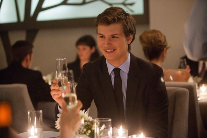 Augustus Waters trong The Fault in Our Stars: Bộ phim teen ăn khách hồi mùa hèlà câu chuyện nói về những thanh niên trẻ phải đương đầu với căn bệnh ung thư hiểm nghèo. Augustus Waters là người bạn trai của nhân vật chính Hazel và được chẩn đoán là chỉ còn sống được chừng vài tháng. Thế nhưng, cậu luôn lạc quan với một điếu thuốc không bao giờ được châm trên môi cùng triết lý rằng: “Cái chết luôn ở bên bạn, nhưng đừng bao giờ tiếp cho nó sức mạnh”. Augustus qua đời ở gần cuối phim khiến không ít khán giả phải rơi lệ, tiếc thương cho một nhân vật đáng mến phải ra đi khi còn quá trẻ. 10 cái chết màn ảnh khiến người xem khắc khoải nhất 2014