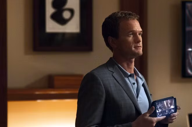 Desi Collings trong Gone Girl: Cái chết của nhân vật Desi ấn tượng không chỉ vì đẫm máu, mà còn bởi nó diễn ra quá đột ngột. Tại thời điểm đó, Amy đã tỏ ra là một nhân vật ghê gớm, nhưng không ai nghĩ cô gái có thể dám giết người một cách không ghê tay đến thế. Trong trường đoạn này, động tác của Amy gọn gàng đến đáng sợ và đôi mắt của cô ta ánh lên sự tàn nhẫn khiến không ít cánh mày râu phải run rẩy. Chỉ trong khoảnh khắc, Desi đổ gục xuống trên vũng máu mà không biết lý do tại sao. Động cơ để Amy ra tay chỉ được tiết lộ sau khi cô gái trở về bên người chồng Nick Dunne, và nó lại càng khiến khán giả choáng váng hơn. 10 cái chết màn ảnh khiến người xem khắc khoải nhất 2014