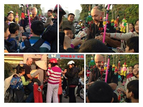 Ong Tay dep trai ban hang rong lam dan mang phat sot