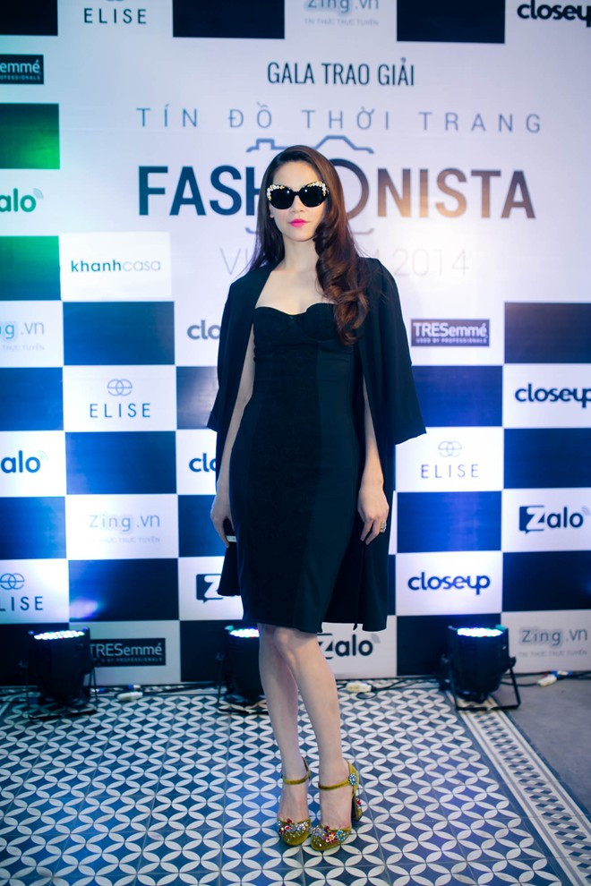 Hồ Ngọc Hà mặc gợi cảm ngồi ghế nóng Fashionista Vietnam