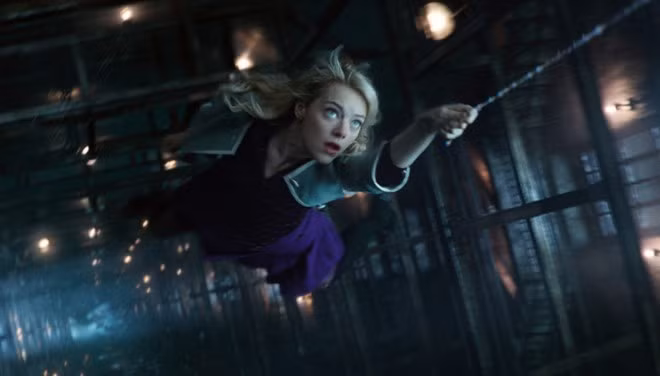 Gwen Stacy trong The Amazing Spider-Man 2: Cái chết quá đau đớn của Gwen Stacy thực sự là một cú sốc khiến nhiều khán giả yếu đuối phải rơi lệ. Với tính cách thông minh và sự duyên dáng đáng yêu, Gwen Stacy hay chính diễn viên Emma Stone chiếm trọn cảm tình của hàng triệu khán giả trên thế giới. Một số người cố nán lại tới hết phim để trông chờ một sự trở lại thần kỳ nào đó dành cho Gwen Stacy nhưng rốt cuộc chẳng có điều gì xảy ra. Còn một số fan Marvel thì đùa rằng: “Hãy cho Emma Stone đội tóc giả và thủ vai Mary Jane (tức người yêu sau đó của Spider-Man), chúng tôi sẽ vờ như không biết gì cả”. 10 cái chết màn ảnh khiến người xem khắc khoải nhất 2014