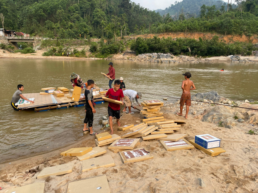 Người dân Tắk Rối cùng tham gia vận chuyển vật liệu từ bến sông lên đến địa điểm xây dựng trường. Người dân Tắk Rối cùng tham gia vận chuyển vật liệu từ bến sông lên đến địa điểm xây dựng trường.