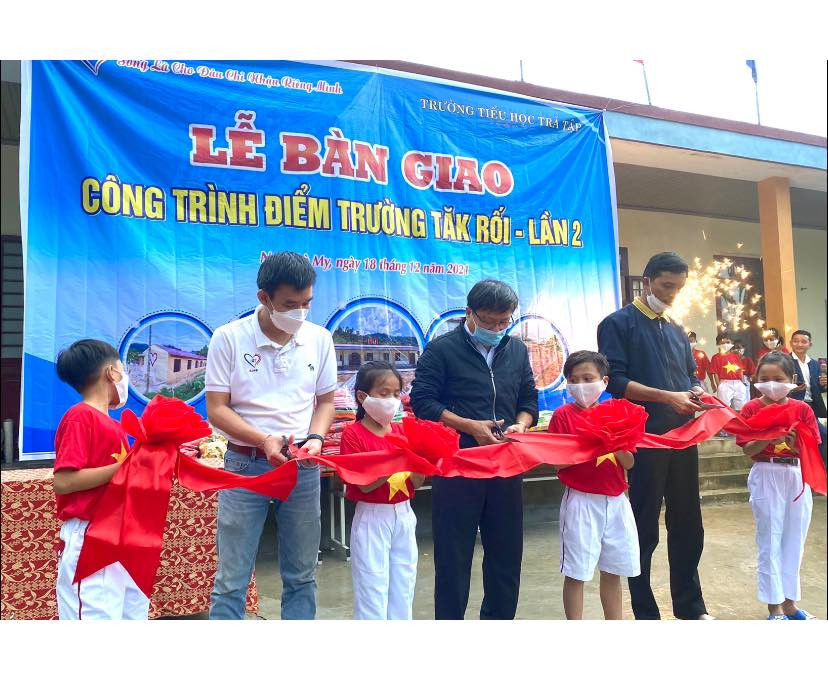 Lễ bàn giao công trình điểm trường Tắk Rối lần 2 do CLB Bạn thương nhau vận động kinh phí hỗ trợ xây dựng. Lễ bàn giao công trình điểm trường Tắk Rối lần 2 do CLB Bạn thương nhau vận động kinh phí hỗ trợ xây dựng.