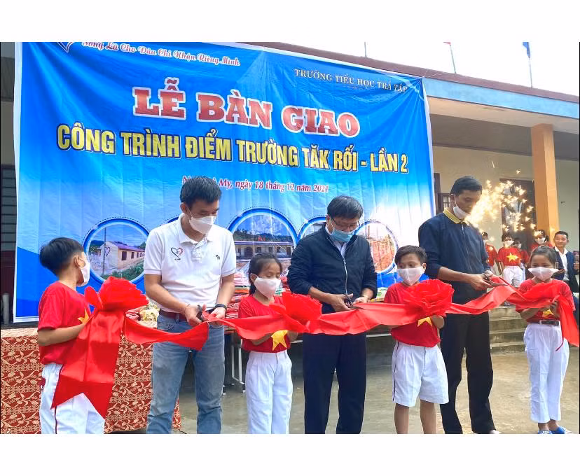 Lễ bàn giao công trình điểm trường Tắk Rối lần 2 do CLB Bạn thương nhau vận động kinh phí hỗ trợ xây dựng.
