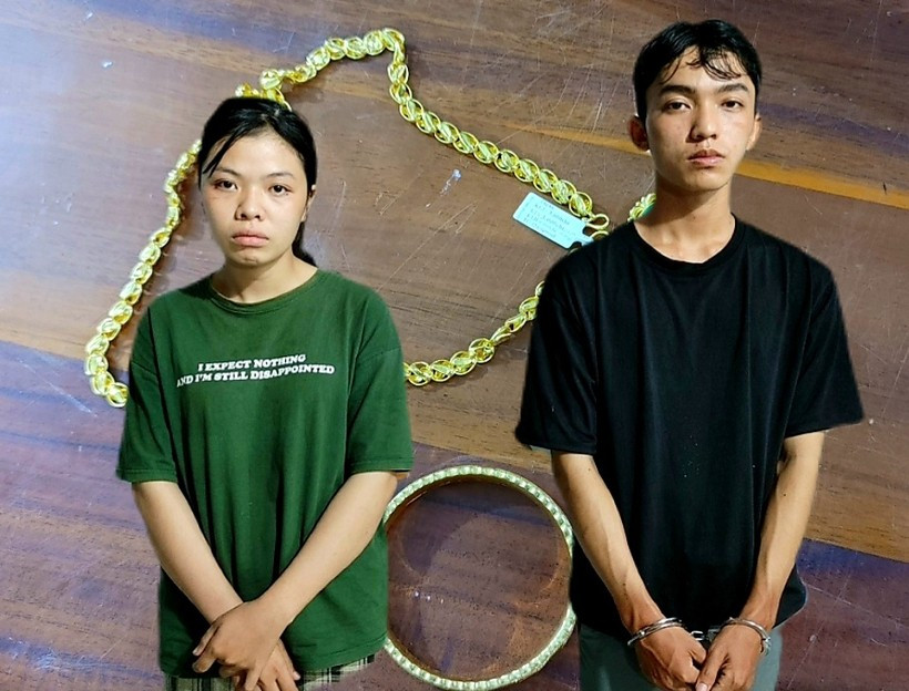 Bị cáo Thoa và Khánh cùng tang vật. Bị cáo Thoa và Khánh cùng tang vật.